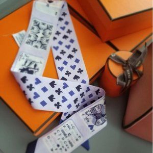 HERMES / Beautiful Twilly scarf 100% Silk